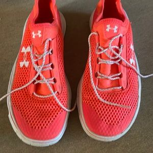 Woman's under armor, light, tennis shoe